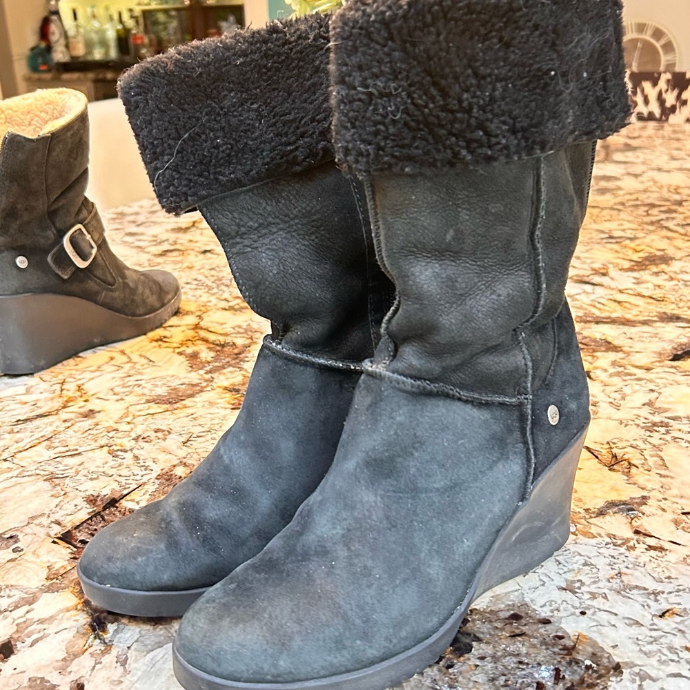 UGG Black Suede Wedge shearling lined Boots size 9 - Picture 3 of 7